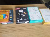 trois livres posés sur une table