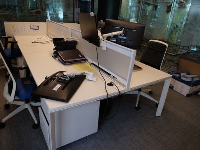un bureau sur lequel sont posés deux ordinateurs et un ordinateur portable