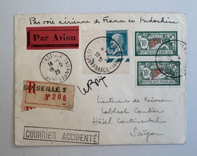 une vieille carte postale couverte de timbres, posée sur une table