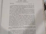 un livre ouvert posé sur une table à côté d'une paire de ciseaux