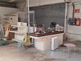 un garage encombré et rempli de meubles