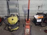 de nombreux outils qui traînent par terre dans le garage