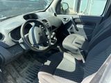 une photo d'une voiture avec un volant et un tableau de bord