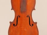 un vieux violon suspendu à une ficelle sur un mur blanc