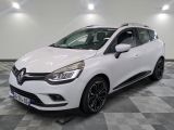 une voiture blanche est garée sur le sol à carreaux d'un garage