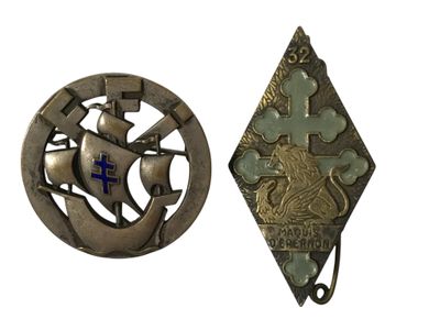 deux morceaux de métal sur lesquels figurent une croix bleue et un bateau