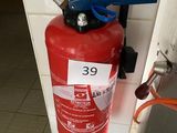 un extincteur rouge fixé au mur