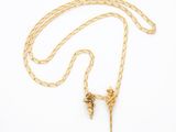 un collier à chaîne en or orné d'un pendentif en forme d'oiseau