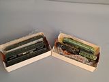 deux boîtes contenant différents types de petits trains