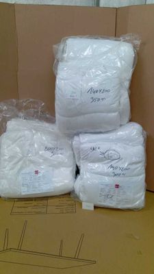 plusieurs paquets de papier toilette posés sur une boîte en carton