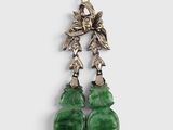 une paire de boucles d'oreilles en jade vert et argent