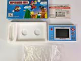 une console Nintendo et une boîte de jeu posées sur une table