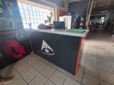 un bureau sur lequel est posée une planche de surf, dans une pièce