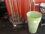 un seau vert posé à côté d'un tas de brindilles
