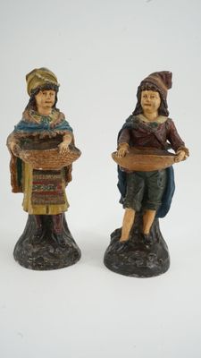 Une paire de statuettes en terre cuite représentant un homme…