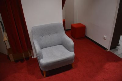 une chaise qui se trouve dans le coin d'une pièce