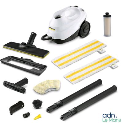 un ensemble de matériel de ménage comprenant un aspirateur et une brosse de nettoyage