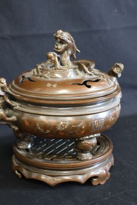 une image représentant un grand plat à couvercle en bronze orné d'un lion