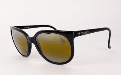 Les lunettes de soleil sont noires et ont des verres marron.