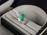 une bague qui se trouve dans une boîte sur une table