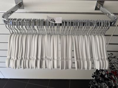 une photo d'un portant de vêtements accroché au mur