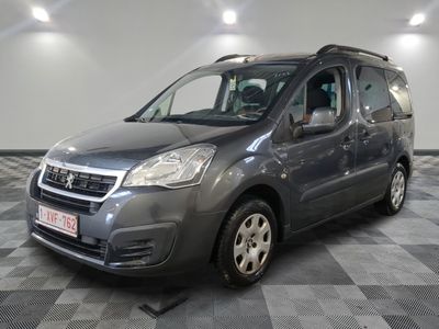 la camionnette grise est garée sur un sol en damier dans le garage