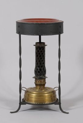 Réchaud en métal avec support.