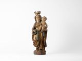 une statue de femme tenant un enfant dans ses bras