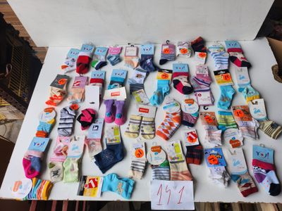 Lot d'environ 50 chaussetes de differentes tailles et marque…