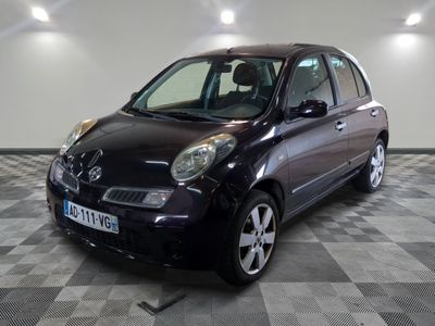 la photo d'une petite voiture noire garée dans un garage