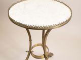 une table avec un plateau en marbre blanc et un piètement en métal doré