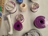 de nombreuses bobines de fil et des bobines de fil posées sur une table