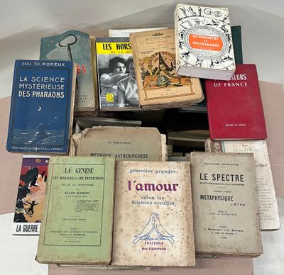 a lot of books on the table together on the table