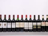 plusieurs bouteilles de vin sont alignées sur une étagère