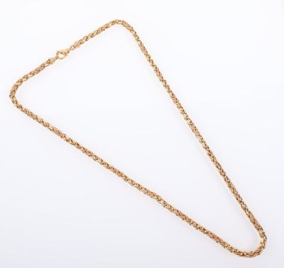 un collier à chaîne en or avec un pendentif en forme de cœur sur fond blanc