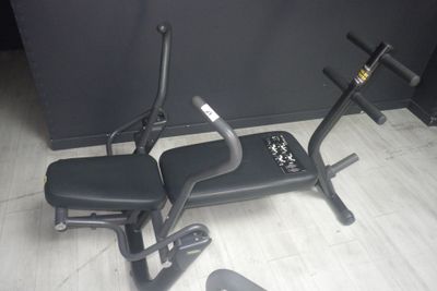 un banc noir et une chaise noire dans une pièce
