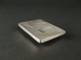 un téléphone portable argenté posé sur une table noire
