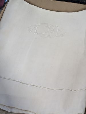 un sac blanc posé sur une table, à côté d'un ordinateur portable