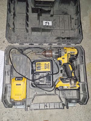 une trousse à outils posée sur le sol