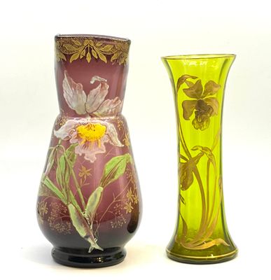 deux vases posés l'un à côté de l'autre sur une surface blanche