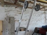 une échelle fixée au mur d'une pièce