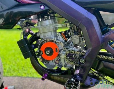 un gros plan d'une moto à laquelle est attachée une chaîne