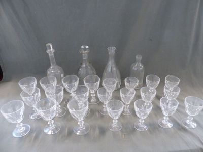 beaucoup de verres à vin vides sur une table
