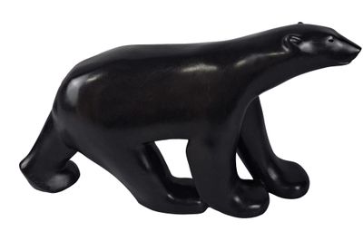 une figurine d'ours noir posée sur une surface blanche