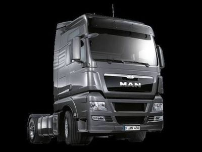 un gros camion garé dans l'obscurité