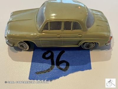 une petite voiture posée sur une feuille de papier bleue