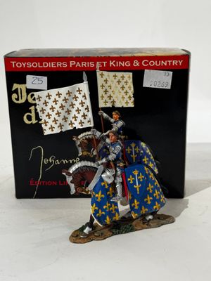 figurine représentant un chevalier à cheval, tenant un drapeau à la main