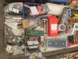 de nombreux types d'outils différents et des outils rangés dans une boîte