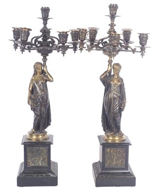 paire de figurines anciennes en bronze représentant une femme et un homme tenant un candélabre