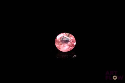 un diamant rose sur fond noir